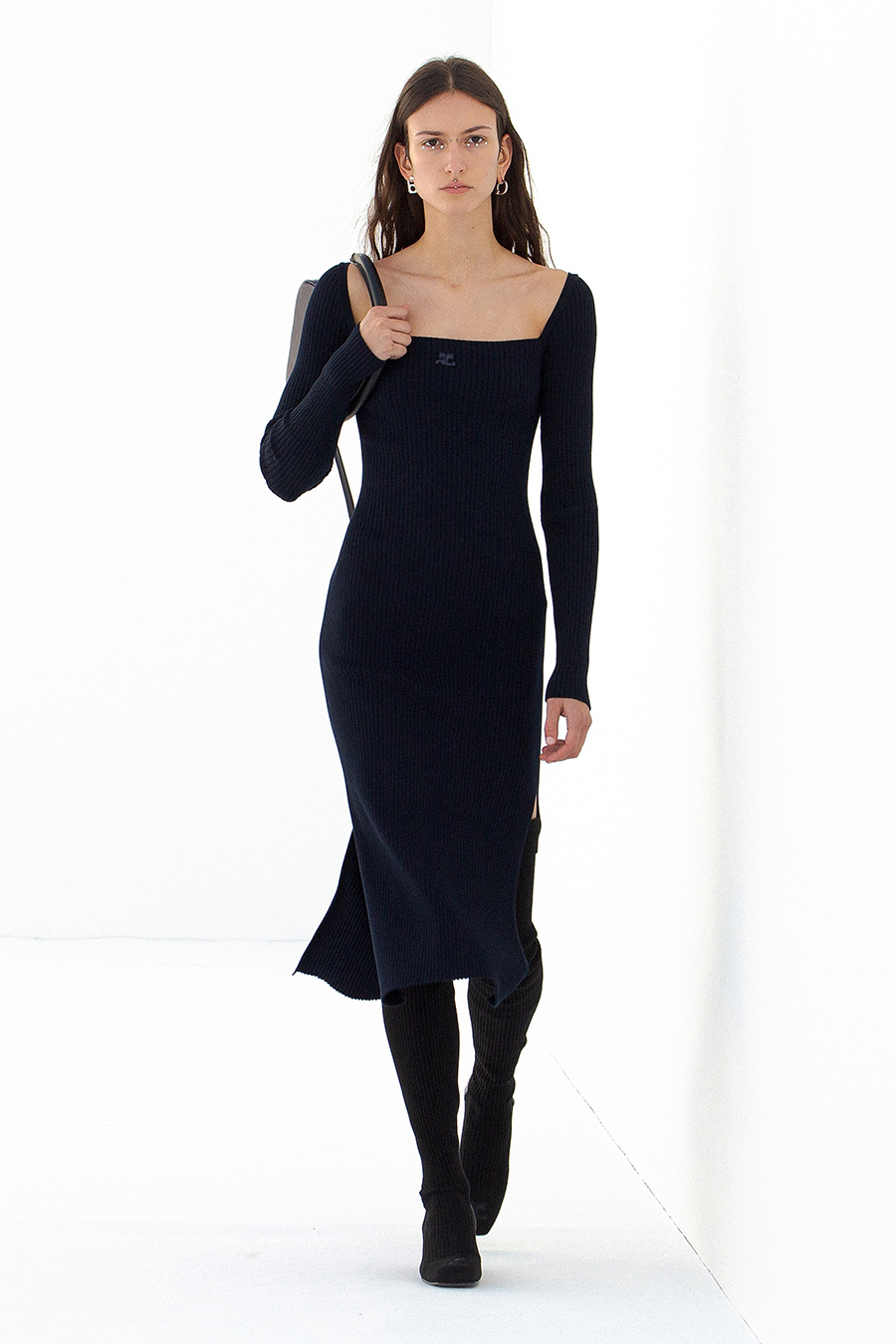 самое модное трикотажное вязаное платье осень 2021 зима 2022 черное праздничное нарядное с декольте 