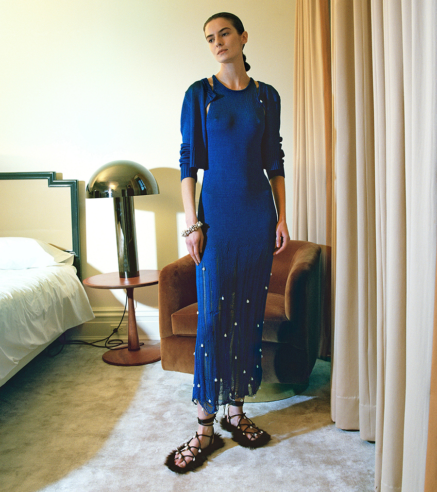 самое модное трикотажное вязаное платье осень 2021 зима 2022 синее с бахромой
