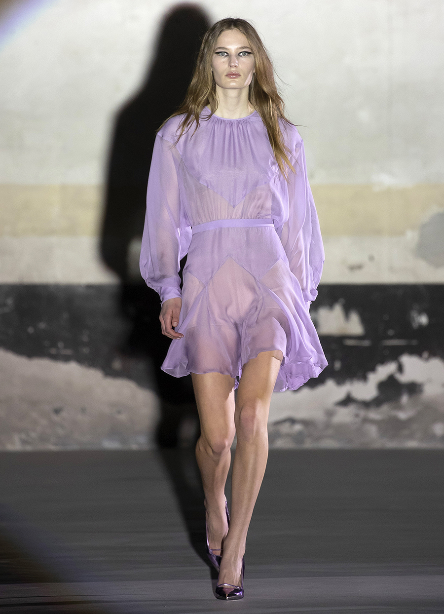 самые модные платья осень зима 2021 2022 прозрачное миди лиловое лавандовое