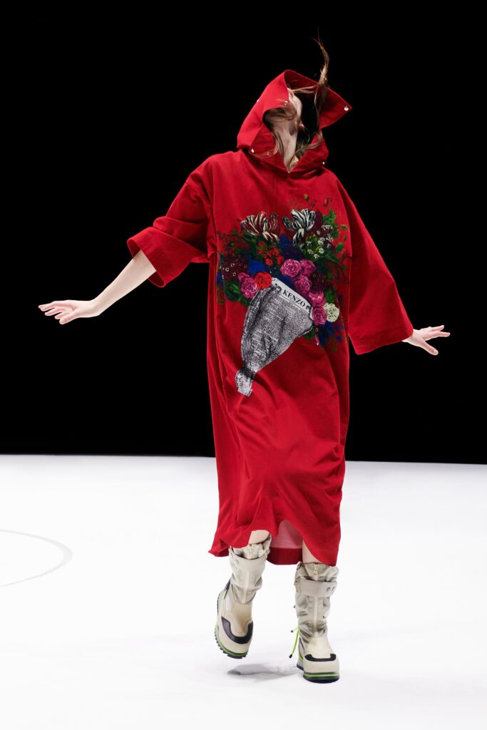 модное платье осень зима 2021 2022 цветочный прит вышивка цветы