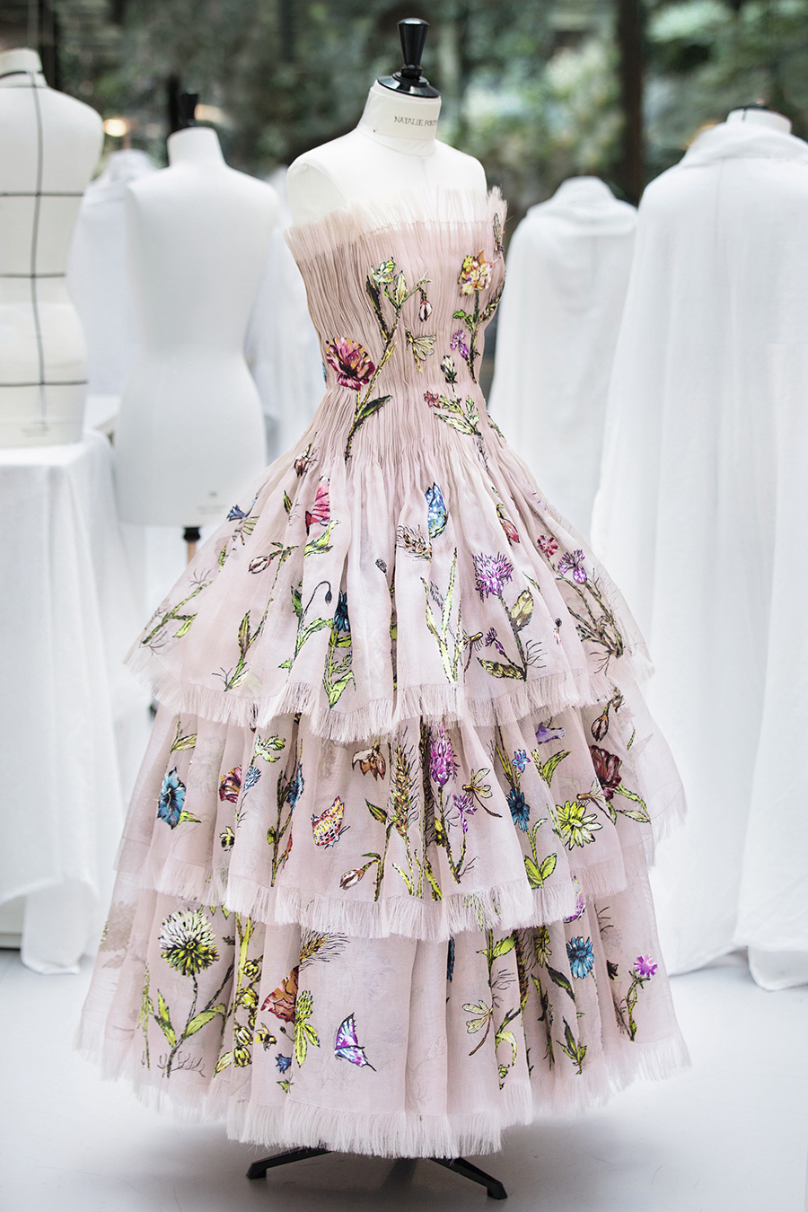 натали портман нвый аромат диор Miss Dior Eau de Parfum кутюрное платье цветочное вышивка бежевое тюль