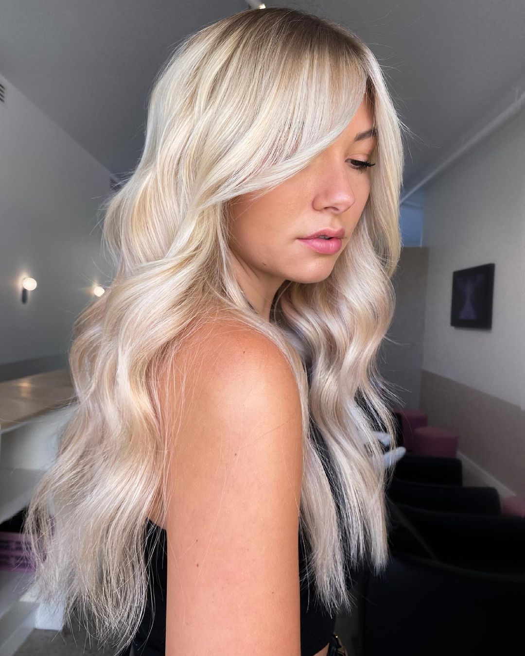 модное окрашивание осень 2021 для блондинок платиновый пепельный блонд
