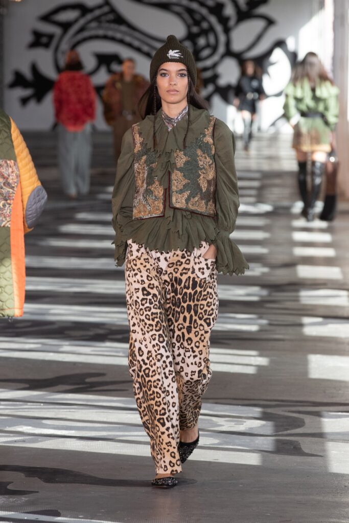 модный звериный принт осень 2021 как с чем носить брюки леопард