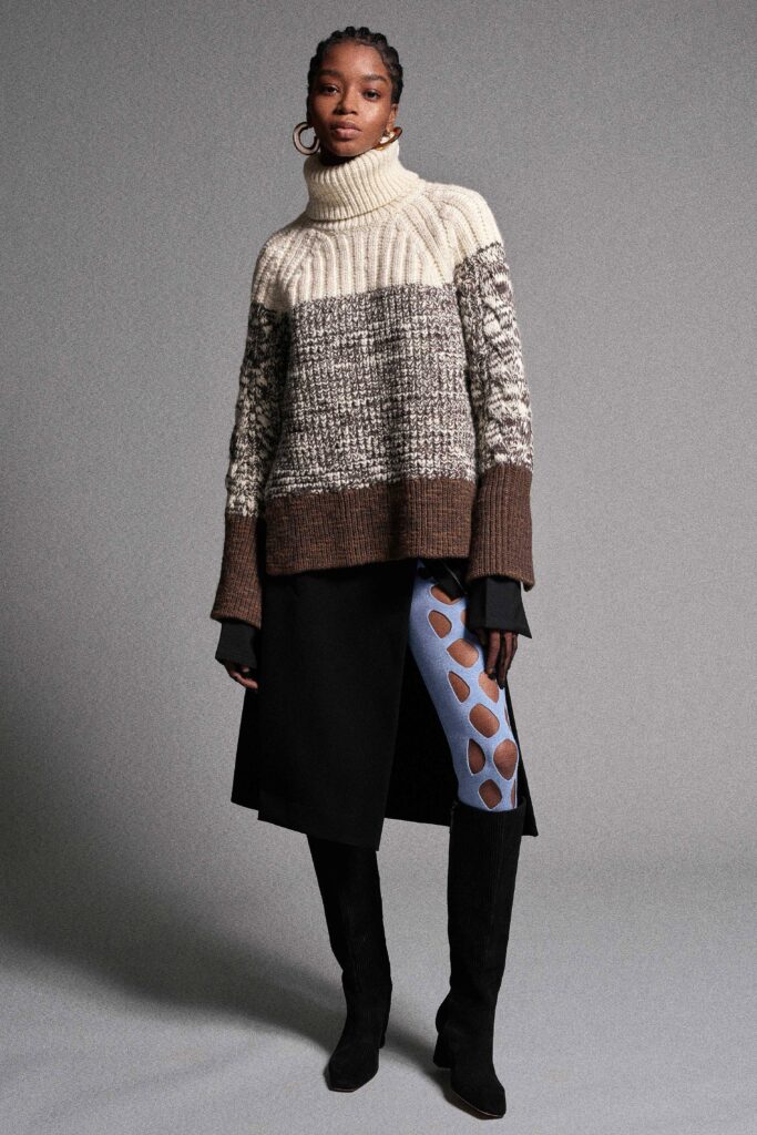 модный свитер оверсайз зима 2021 2022 белый коричневый серый в рубчик с высоки горлом воротником