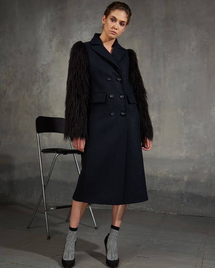 модное пальто осень зима 2021 2022 украинский бренд черное меховые рукава