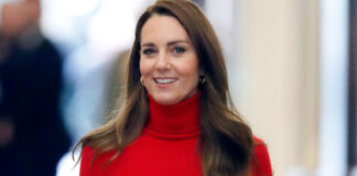 кейт миддлтон герцогиня кэтрин красный трикотажный костюм водолазка юбка плиссировка осень 2021 модный