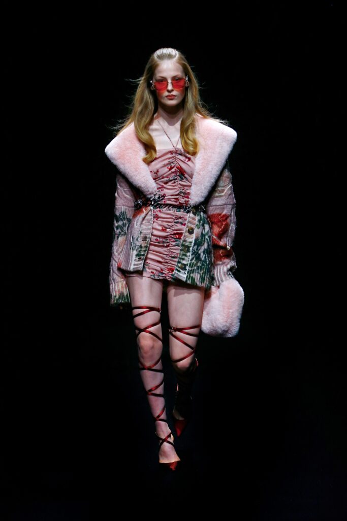 модный кардиган осень зима 2021 2022 розовый принт с меховым воротником