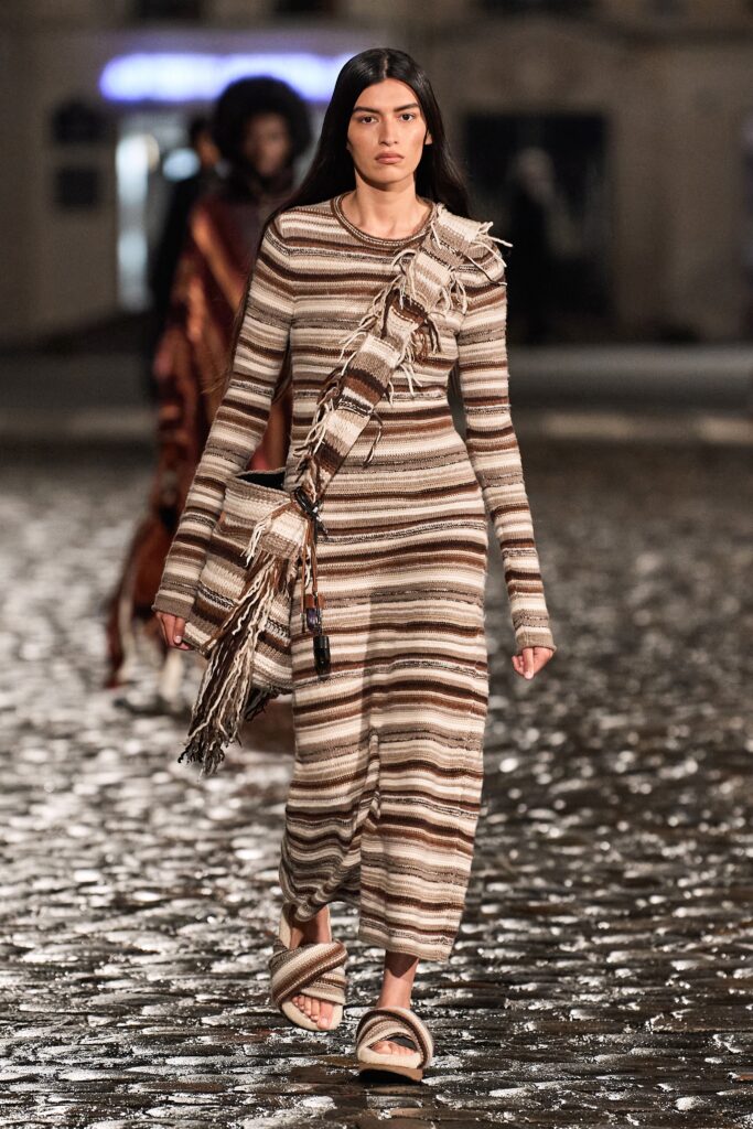 модное трикотажное платье зима 2022 длинное макси коричневое бежевое в полоску