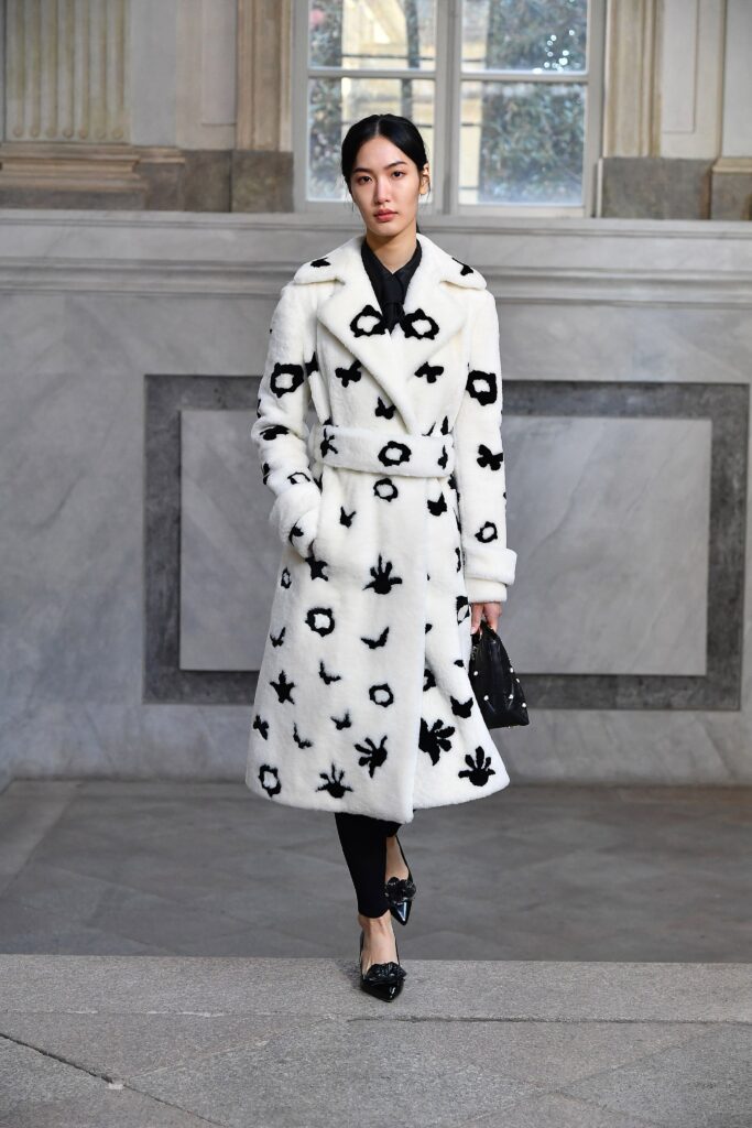 модная шуба осень зима 2021 2022 меховое пальто длинна с поясом белая черная