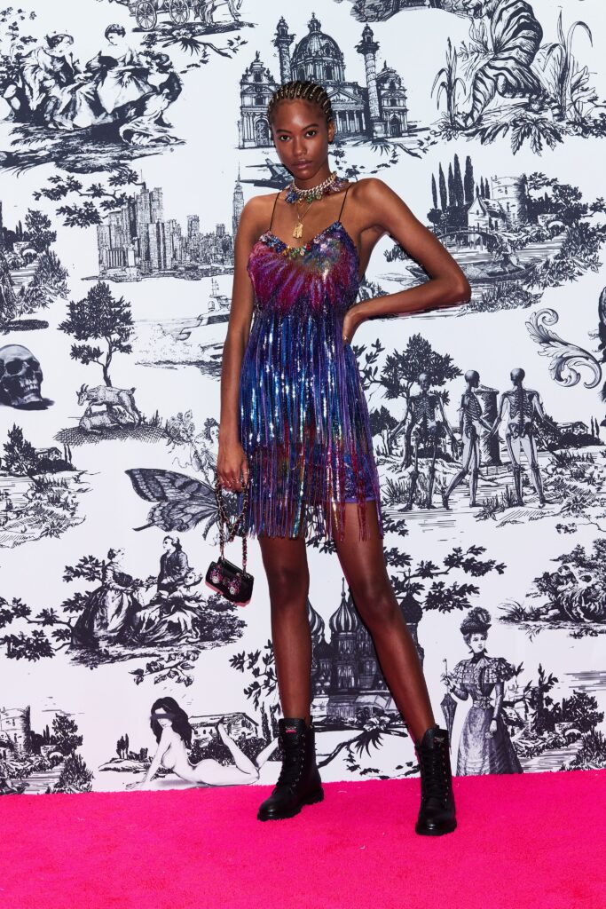 блестящее вечернее платье с бахромой мини тонкие бретели декольте Новый год 2022