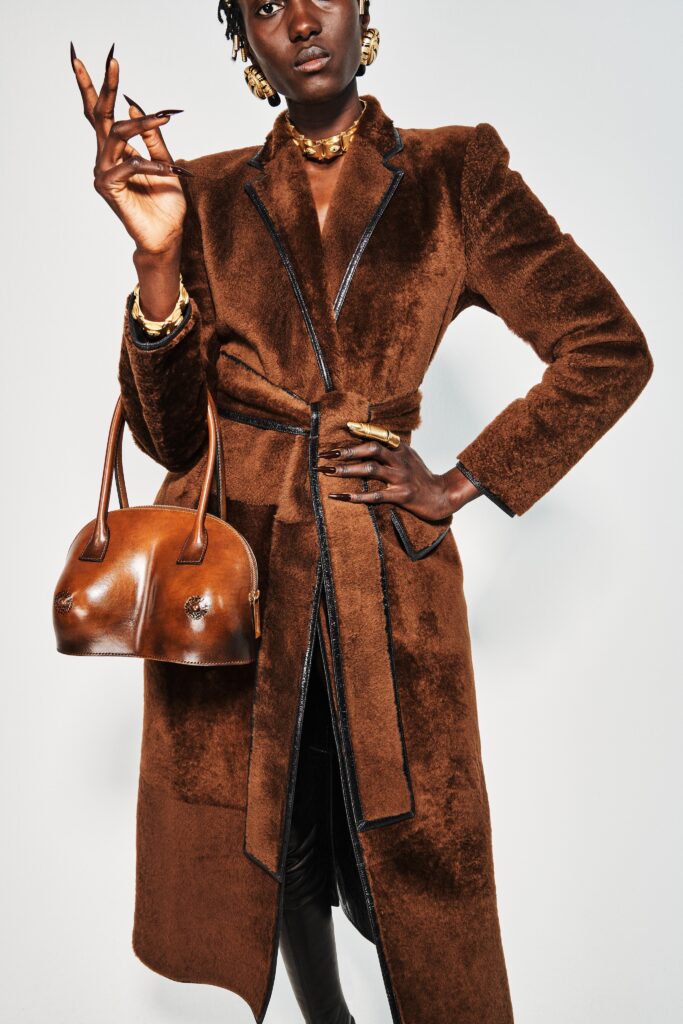 модная шуба осень зима 2021 2022 меховое пальто длинная с поясом коричневая