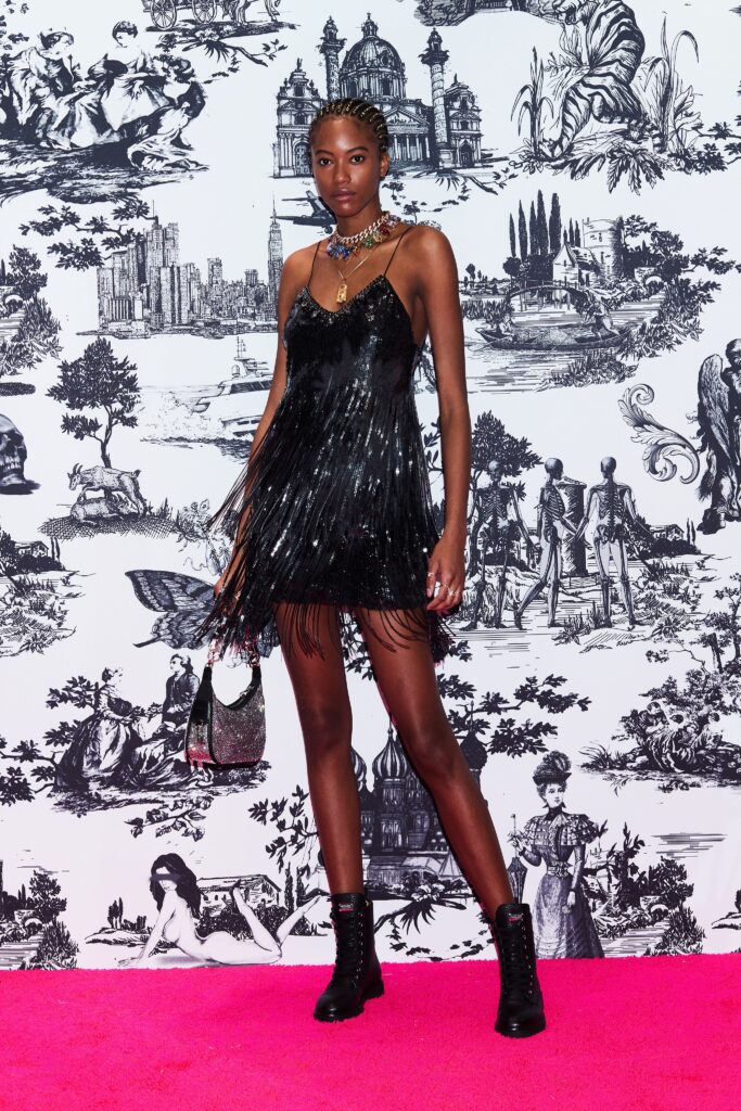 модное платье на новый год 2022 2021 корпоратив на нг блестящее с бахромой пайетки короткое черное