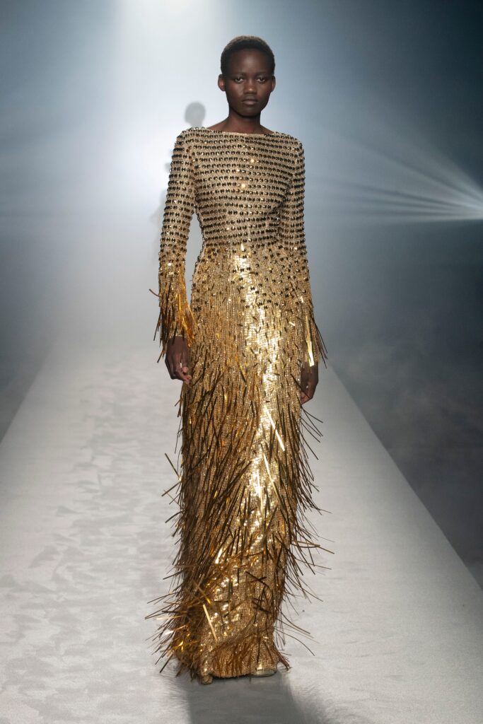 модное платье на новый год 2022 2021 корпоратив на нг блестящее с бахромой пайетки длинное золотое