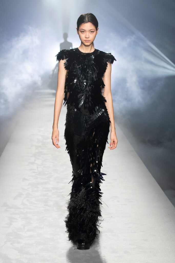 модное платье на новый год 2022 2021 корпоратив на нг блестящее с бахромой пайетки длинное черное