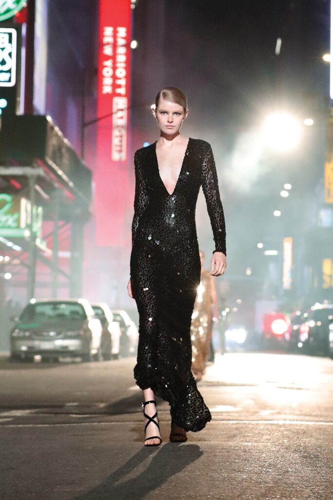 в чем встречать новый год 2022 год синего водного тигра вечернее нарядное платье блестящее черное длинное 