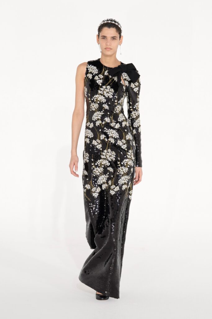 модное платье на новый год 2022 2021 корпоратив на нг блестящее пайетки длинное черное серебряное с цветами