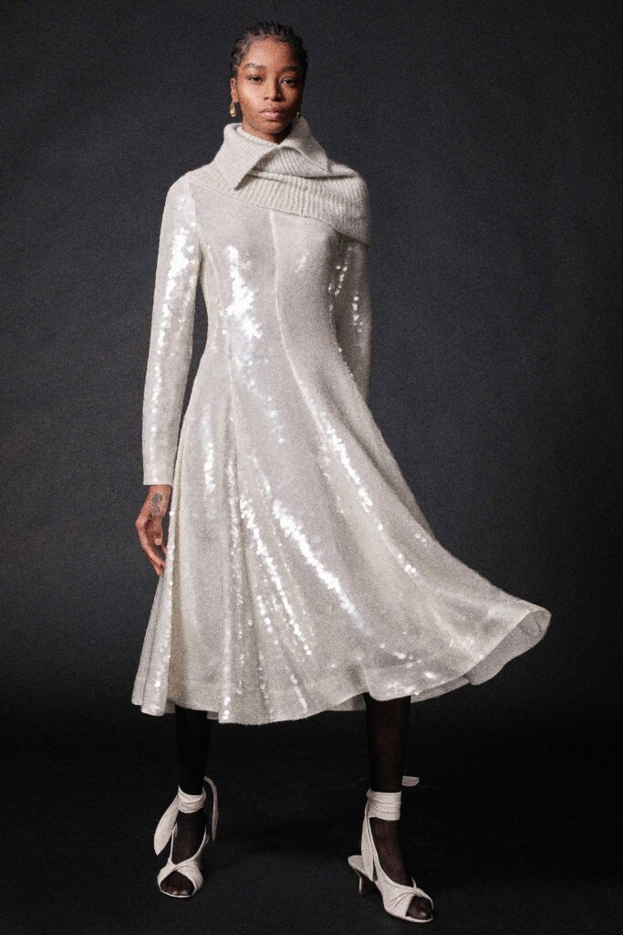 модное платье на новый год 2022 2021 корпоратив на нг блестящее пайетки миди белое