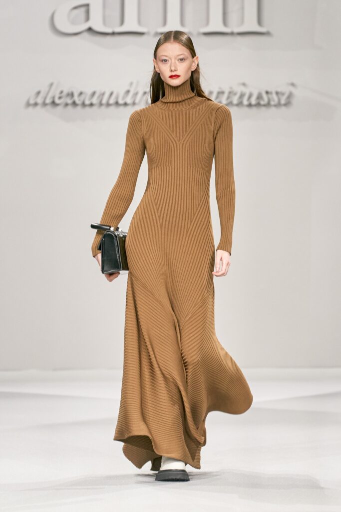 модное трикотажное платье зима 2022 длинное коричневое бежевое в рубчик