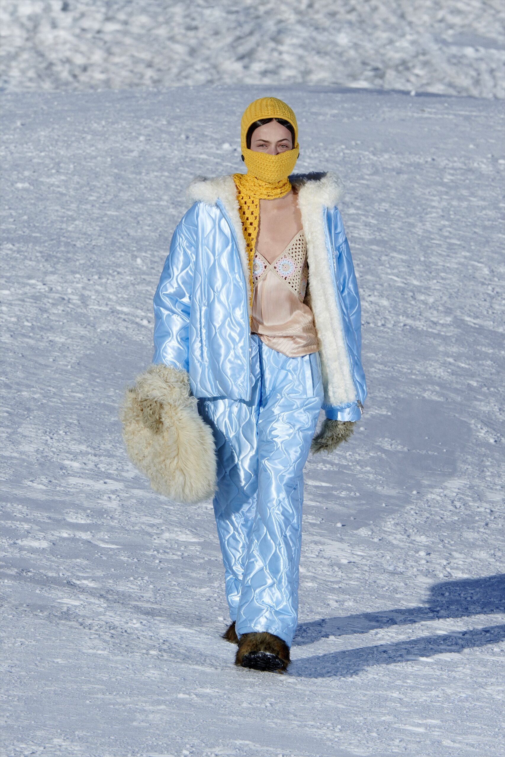модный пуховик зима 2021 2022 короткий кроп голубой костюм комбинезон