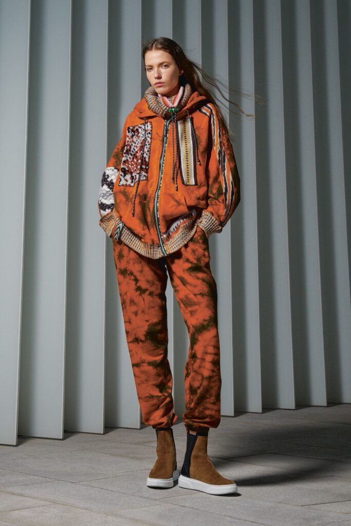 модный костюм брюки спортивный трикотажный вязаный осень зима 2021 2022 коричневый ранжевый рыжий принт