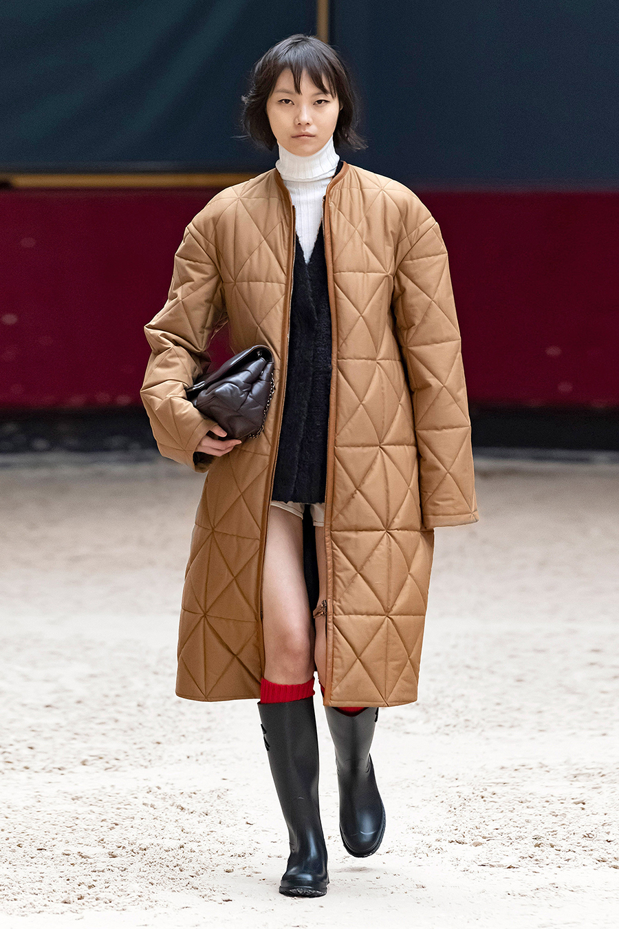 модная верхняя одежда осень зима 2021 2022 стеганая куртка коричневая бежевая