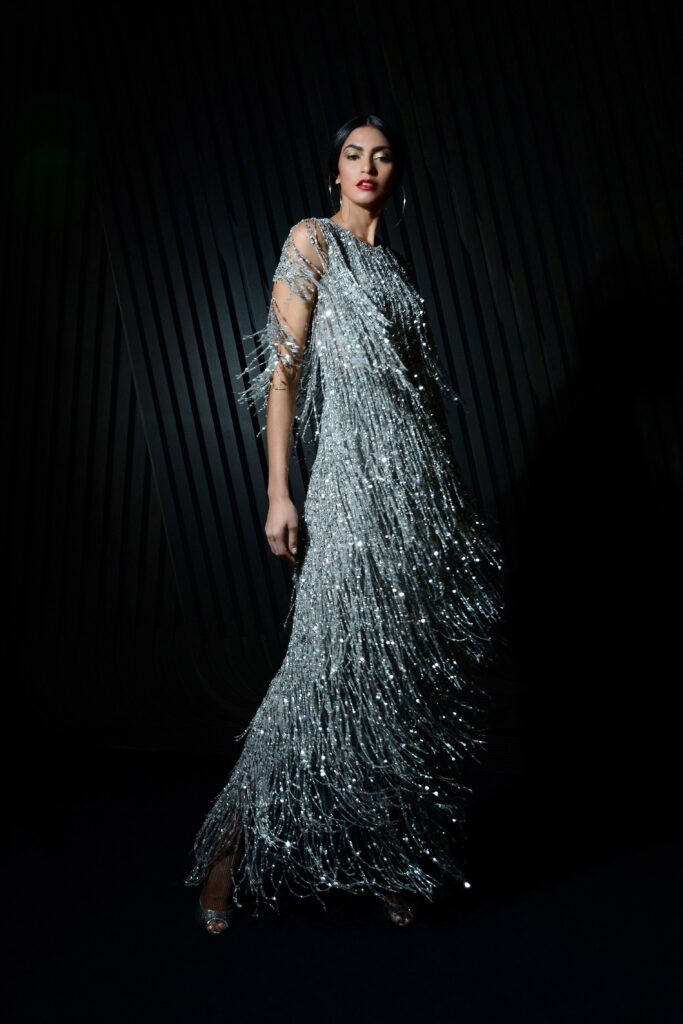 модное платье на новый год 2022 2021 корпоратив на нг блестящее с бахромой пайетки длинное серебряное