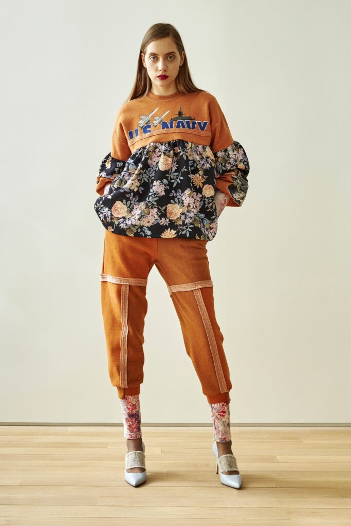 модный костюм брюки спортивный трикотажный вязаный осень зима 2021 2022 оранжевый коричневый цветочный принт