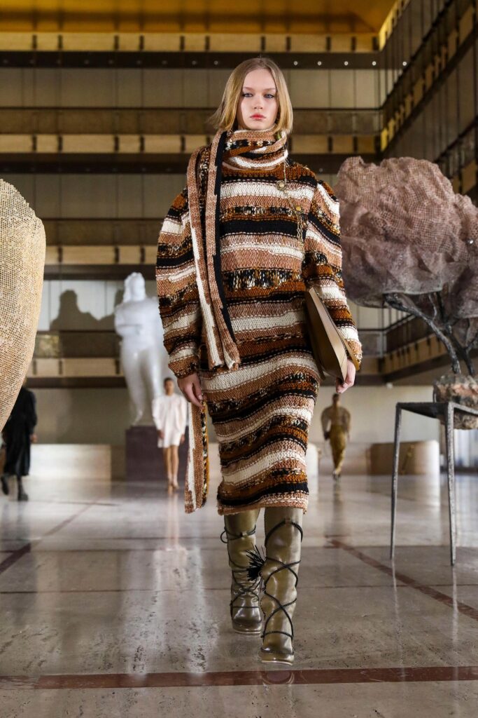 модное трикотажное платье зима 2022 длинное макси миди коричневое бежевое в полоску
