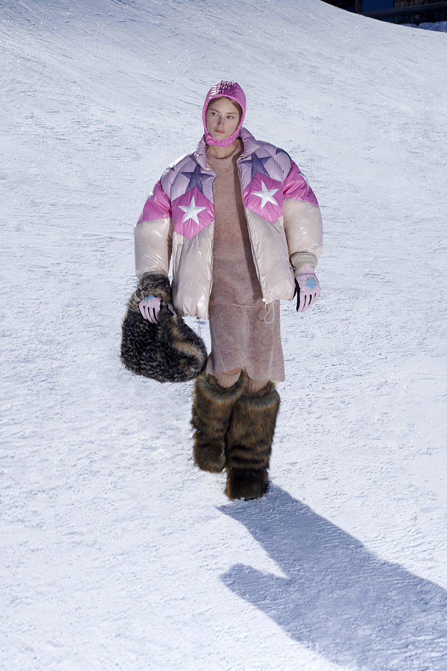 модная верхняя одежда осень зима 2021 2022 пуховик короткий дутая куртка оверсайз розовая