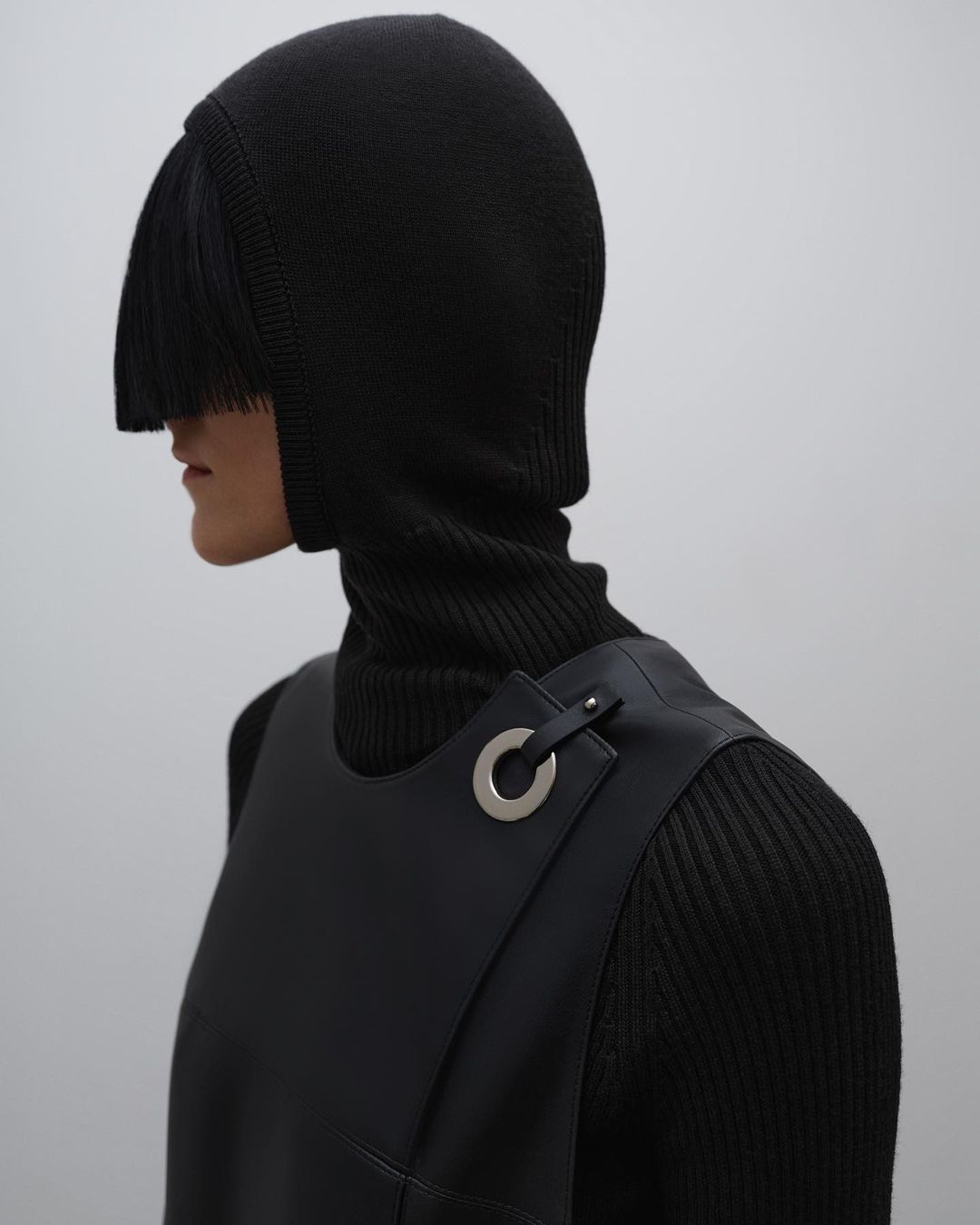 модный головной убор зима 2021 2022 теплое на голову шапка балаклава капор вязаный черный