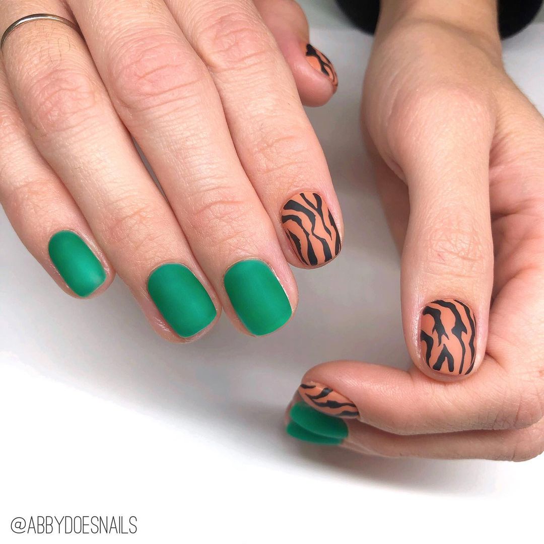 модный маникюр новый год 2022 тигра нейл арт дизайн тигровый полоски коричневый зеленый