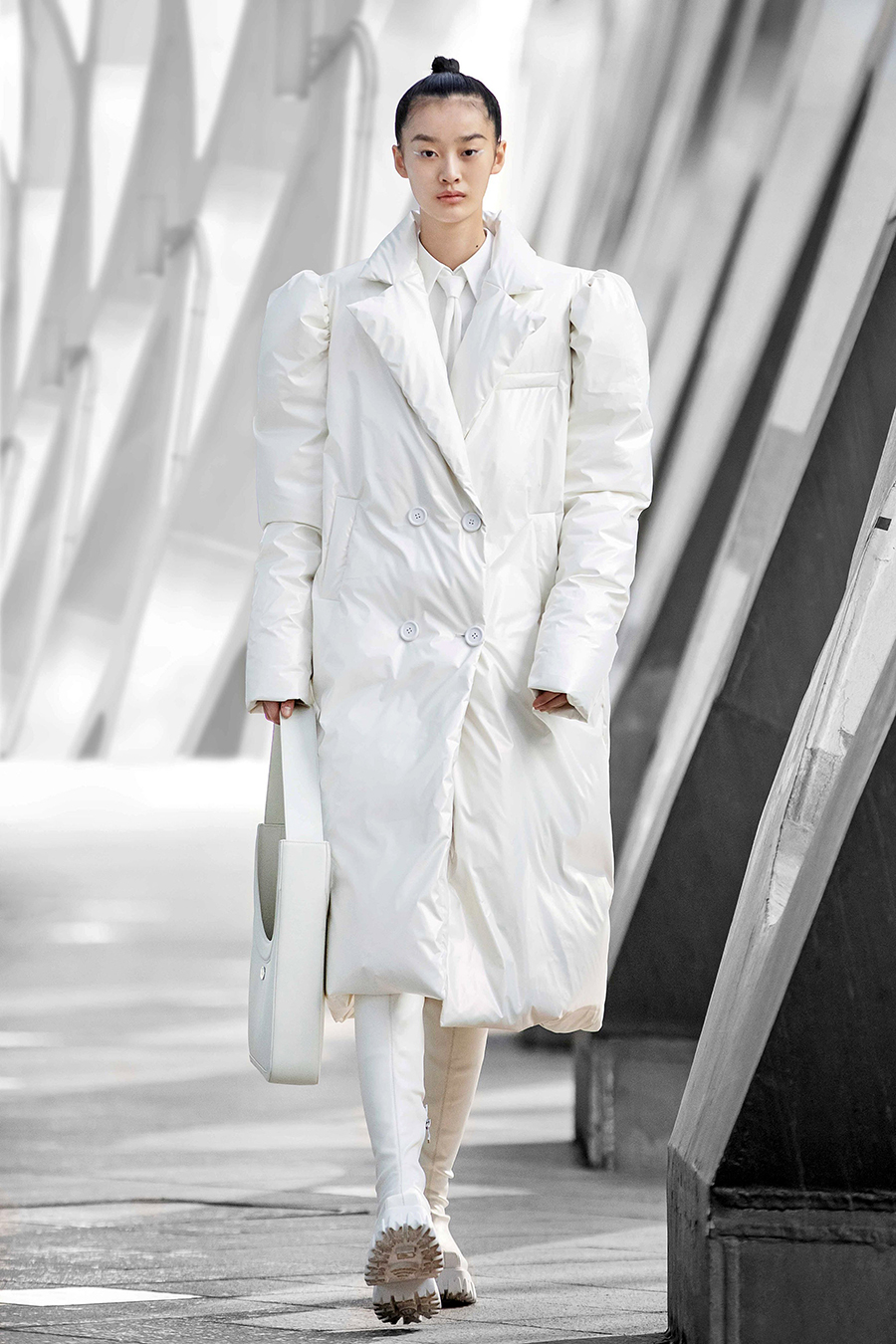 модная верхняя одежда осень зима 2021 2022 пуховик длинный пальто белый