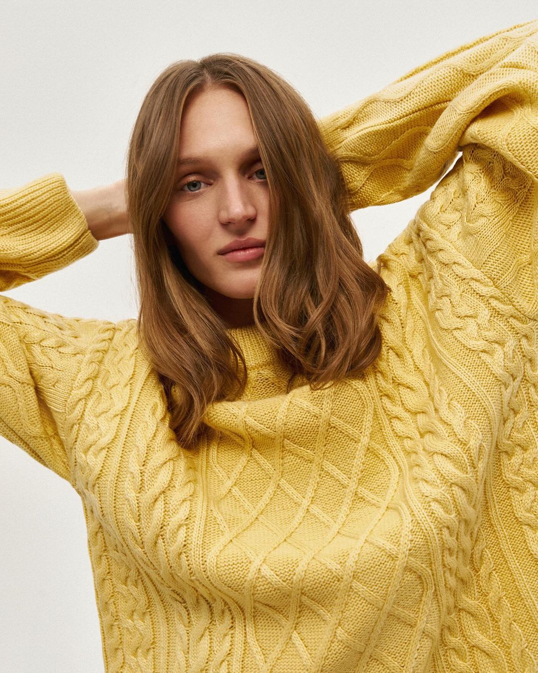модный свитер осень зима 2021 2022 косы объем украинский бренд желтый