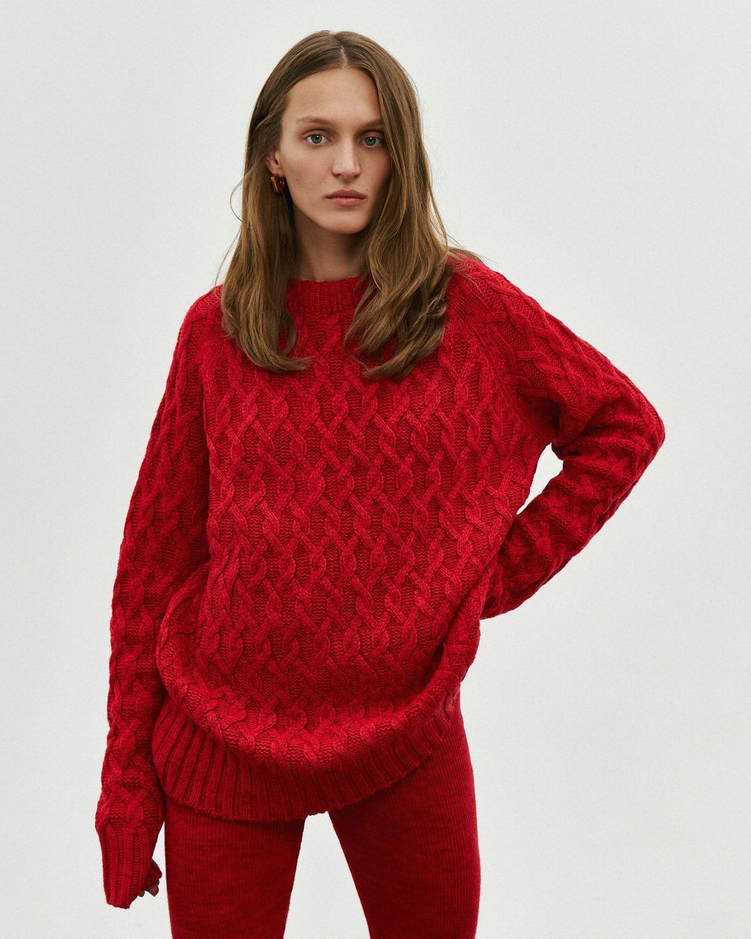 модный свитер осень зима 2021 2022 косы объем украинский бренд красный