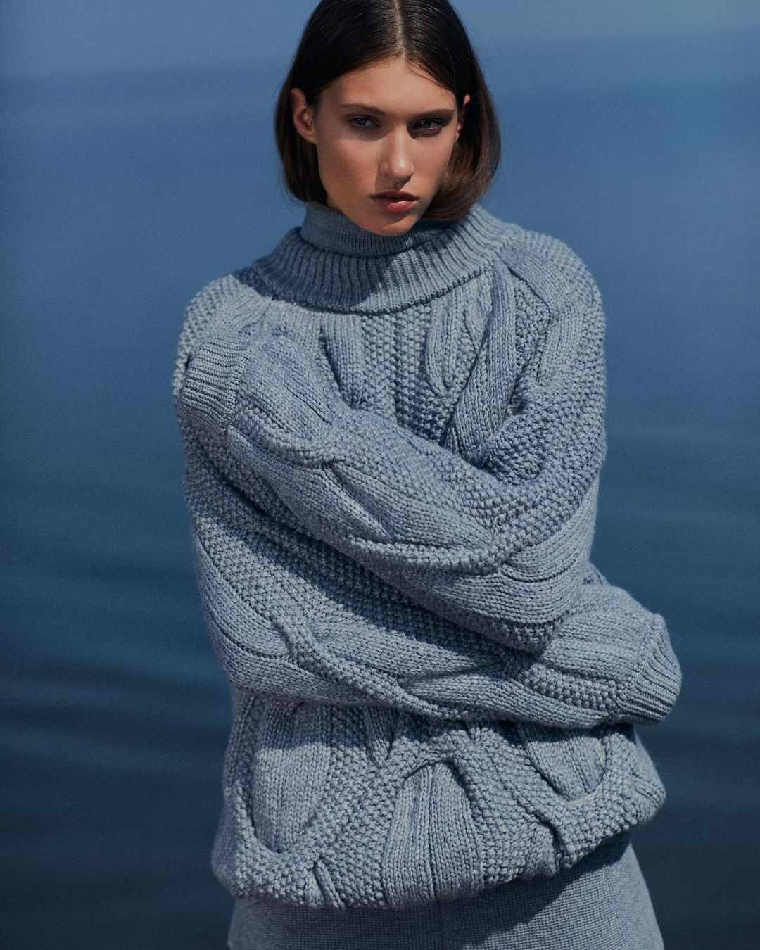 модный свитер осень зима 2021 2022 косы объем украинский бренд синий голубой серый