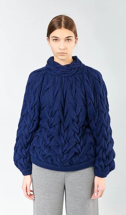 модный свитер осень зима 2021 2022 косы объем украинский бренд синий