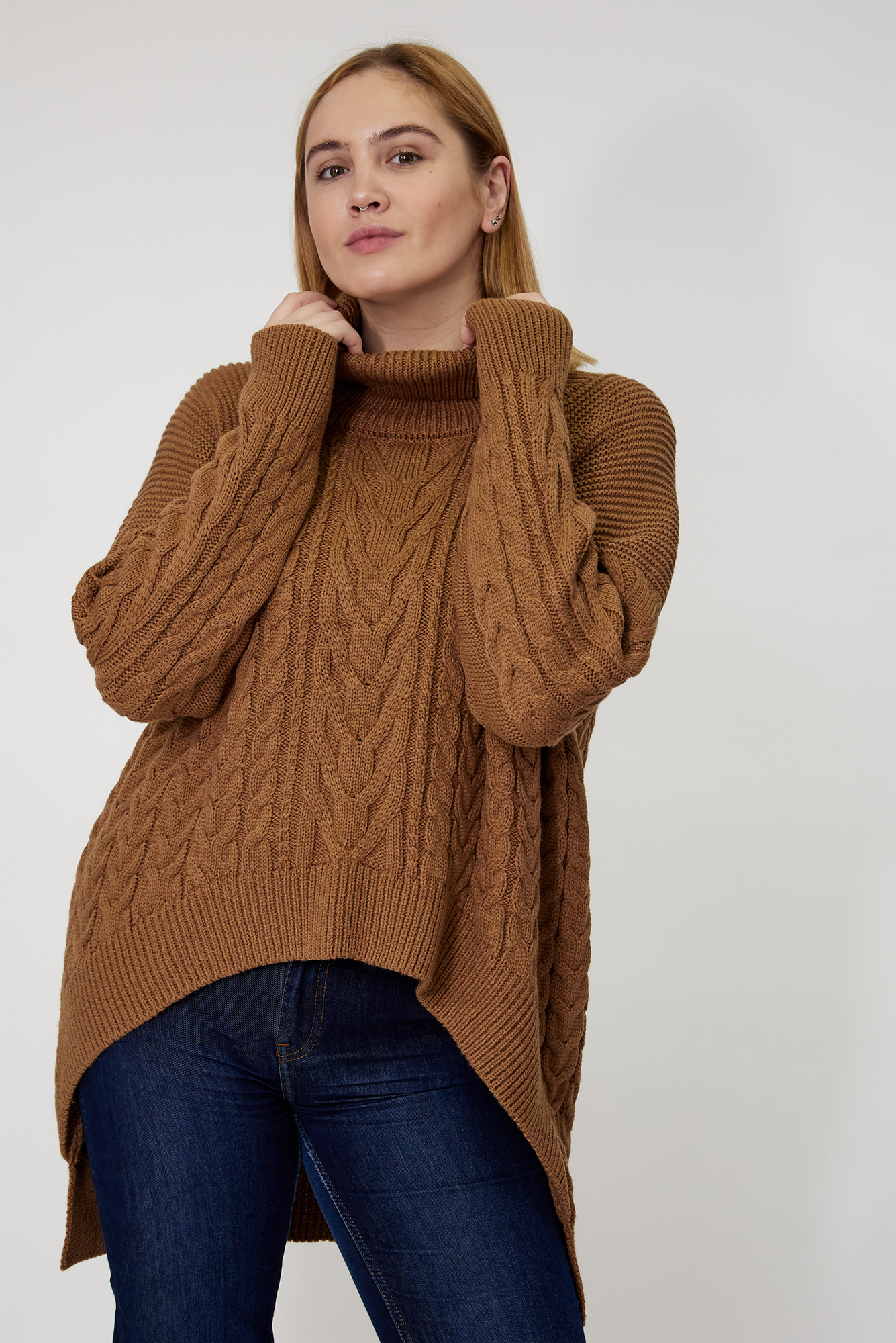 модный свитер осень зима 2021 2022 косы объем украинский бренд коричневый бежевый