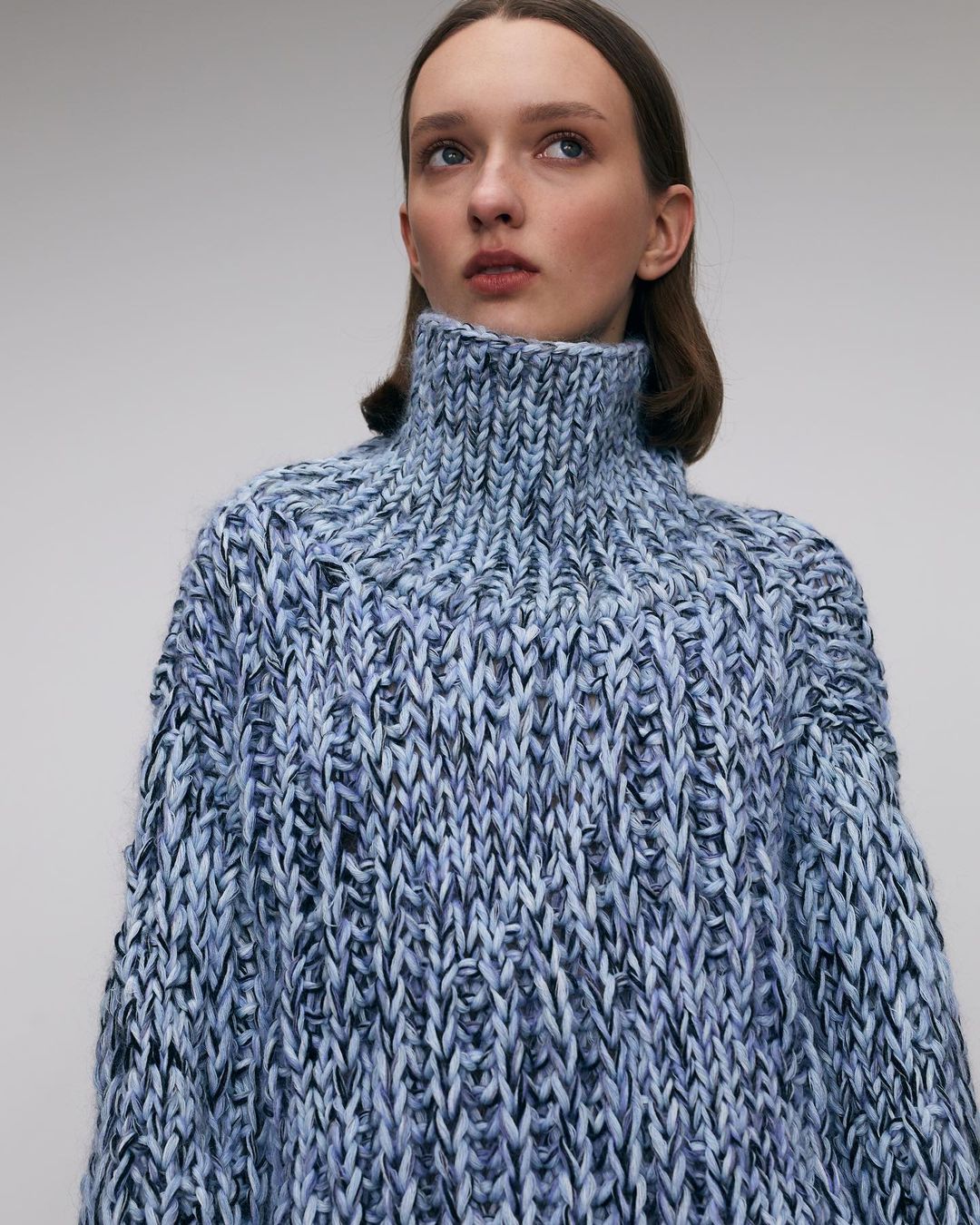 модный свитер осень зима 2021 2022 косы объем украинский бренд синий меланж голубой белый