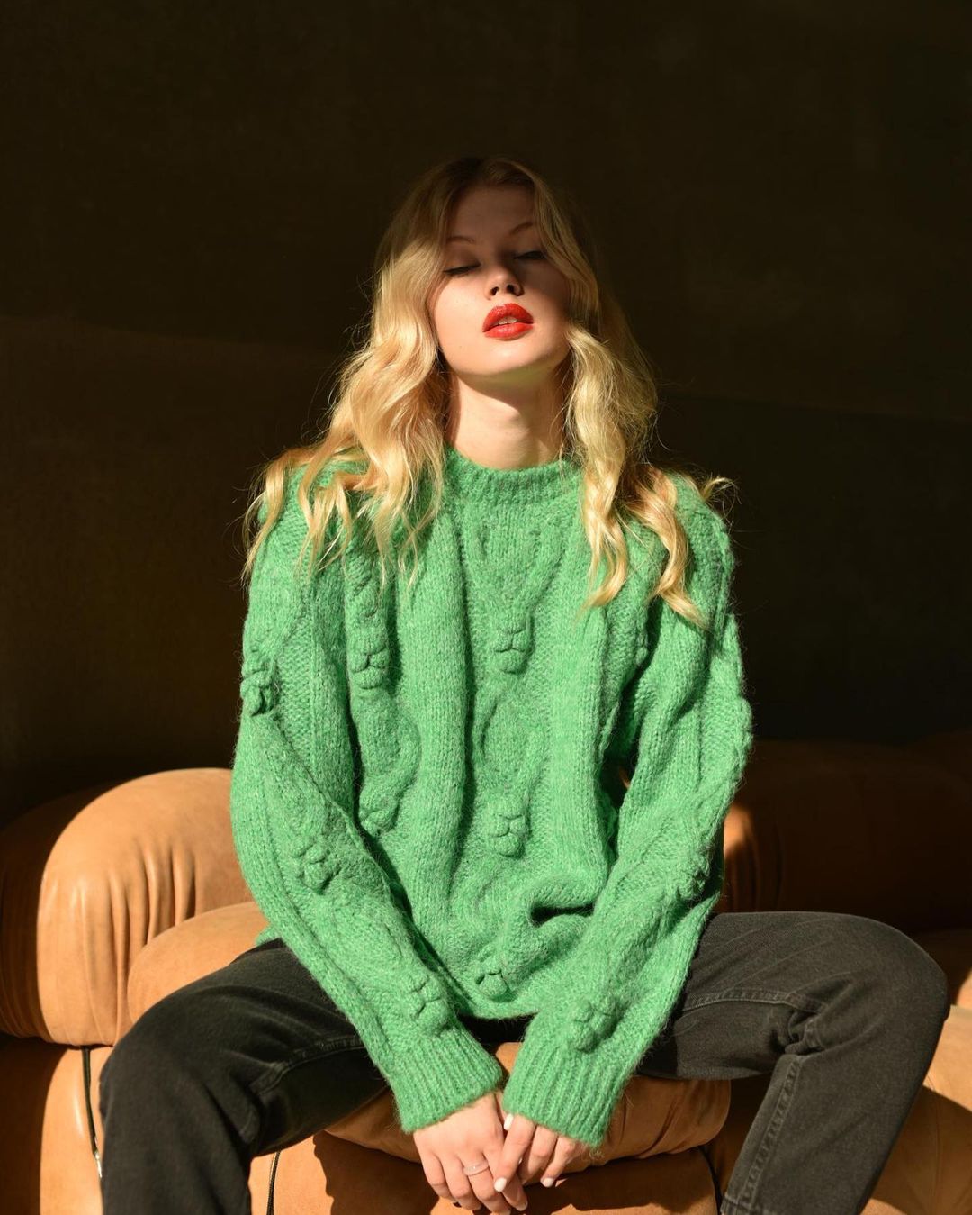 модный свитер осень зима 2021 2022 косы объем украинский бренд зеленый