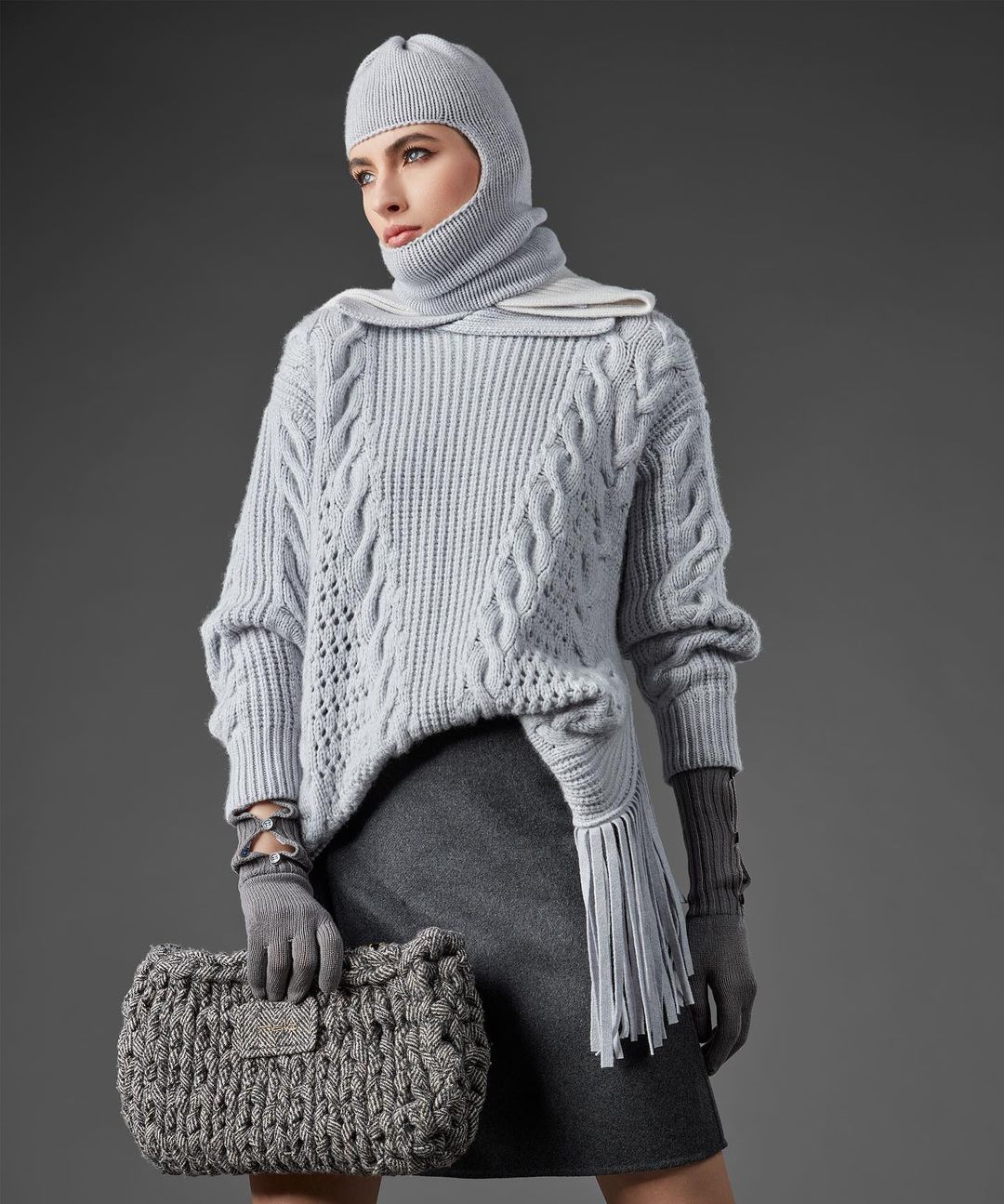 модный свитер осень зима 2021 2022 косы объем украинский бренд голубой серый