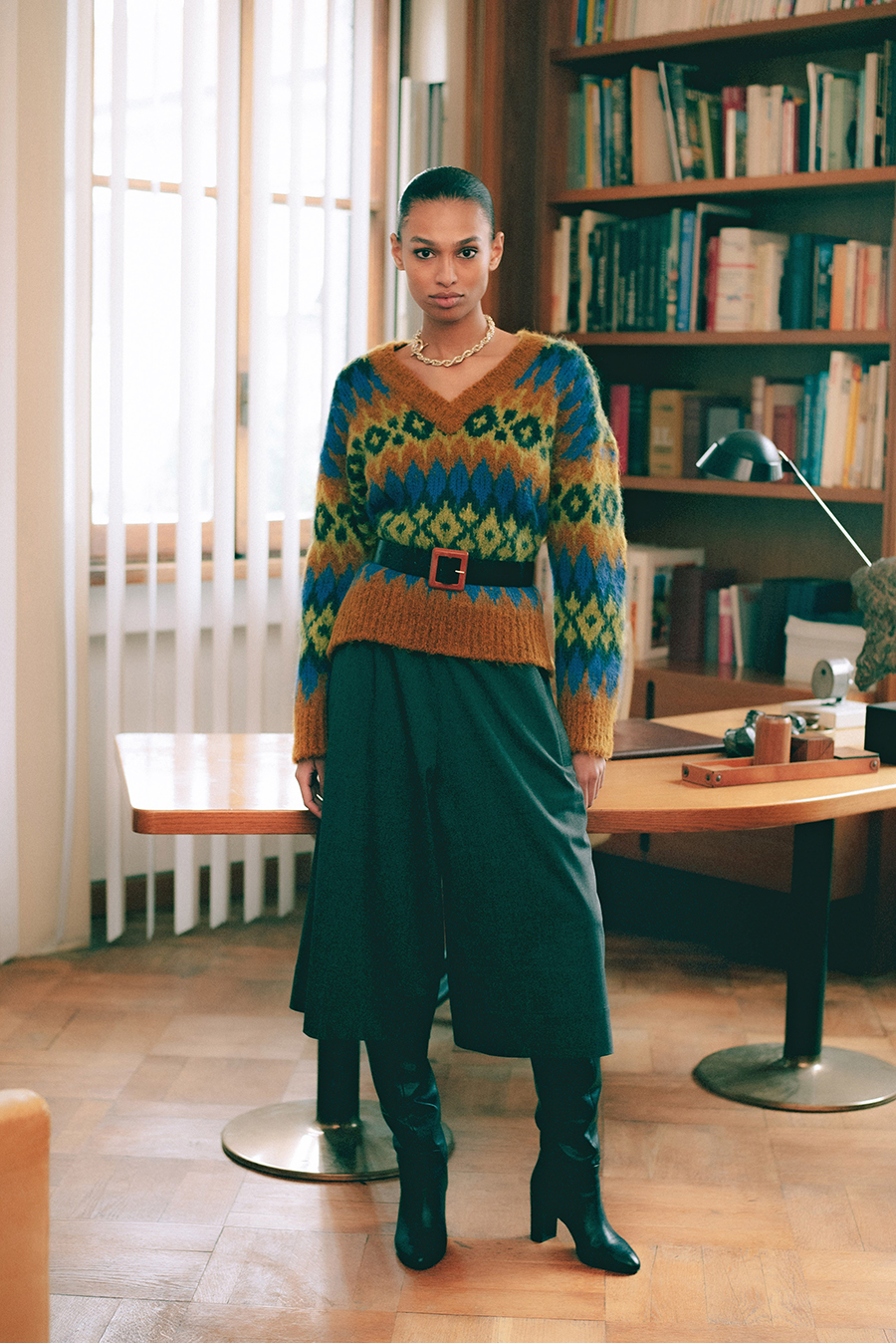 модный свитер с узорами орнаментами зима 2021 2022 коричневый синий зеленый в ромбы