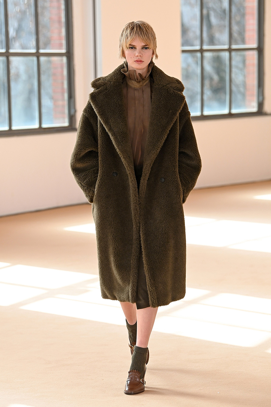 модная шуба пальто тедди зима 2022 длинная миди хаки коричневая