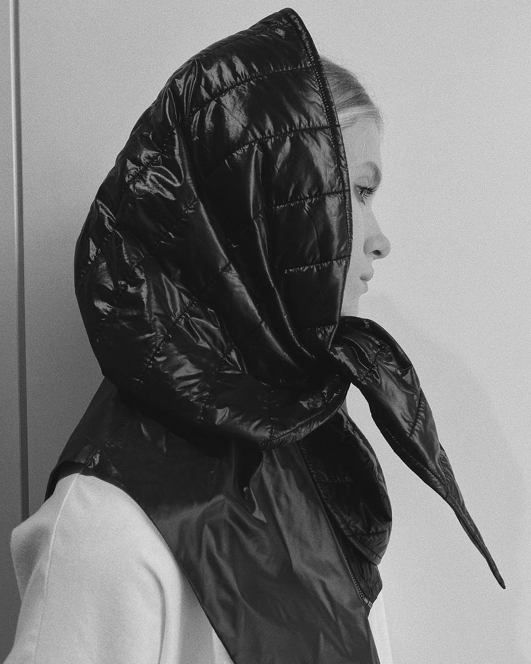 модный головной убор зима 2021 2022 теплое на голову платок косынка дутая стеганая черная