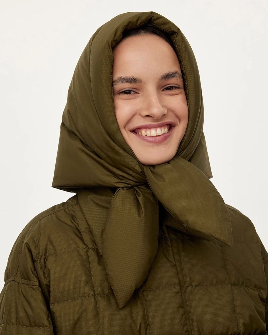 модный головной убор зима 2021 2022 теплое на голову платок косынка дутая зеленая хаки