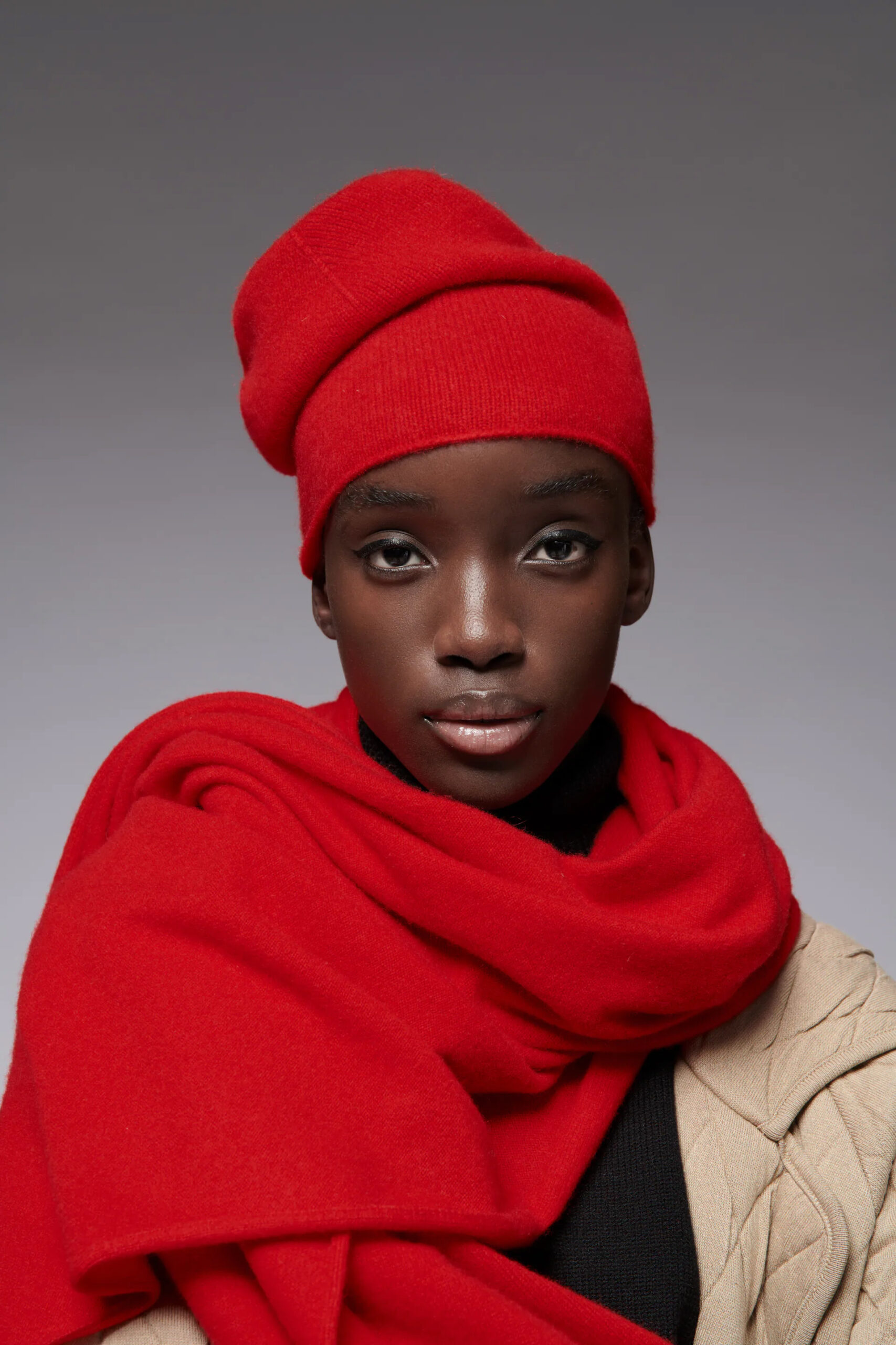 модный головной убор зима 2021 2022 теплое на голову шапка бини гладкая красная