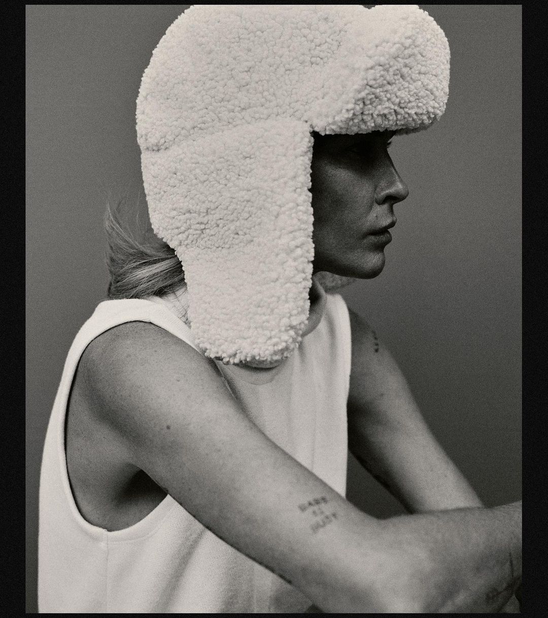 модный головной убор зима 2021 2022 теплое на голову шапка ушанка овчина белая
