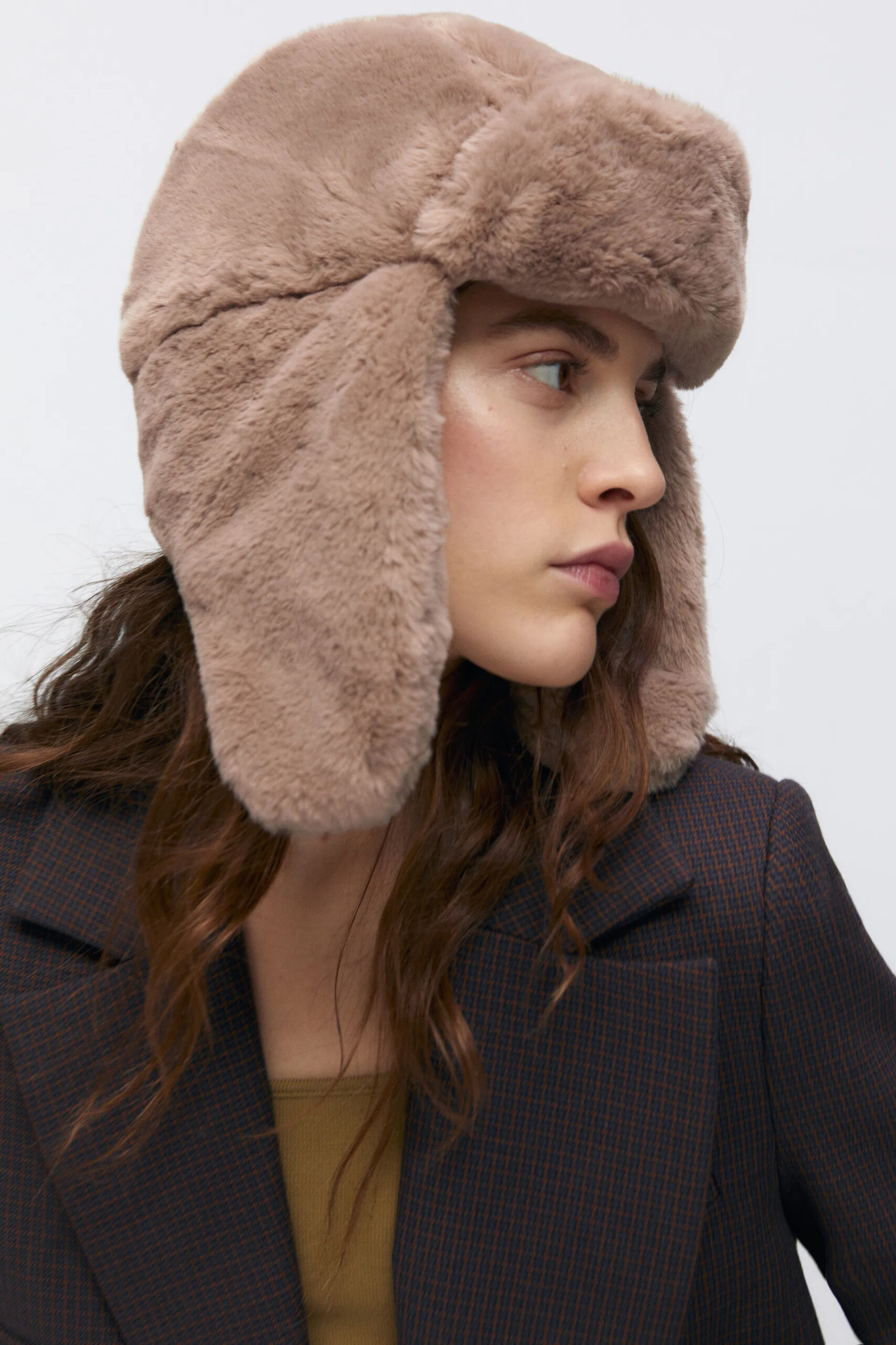 модный головной убор зима 2021 2022 теплое на голову шапка ушанка мех бежевая