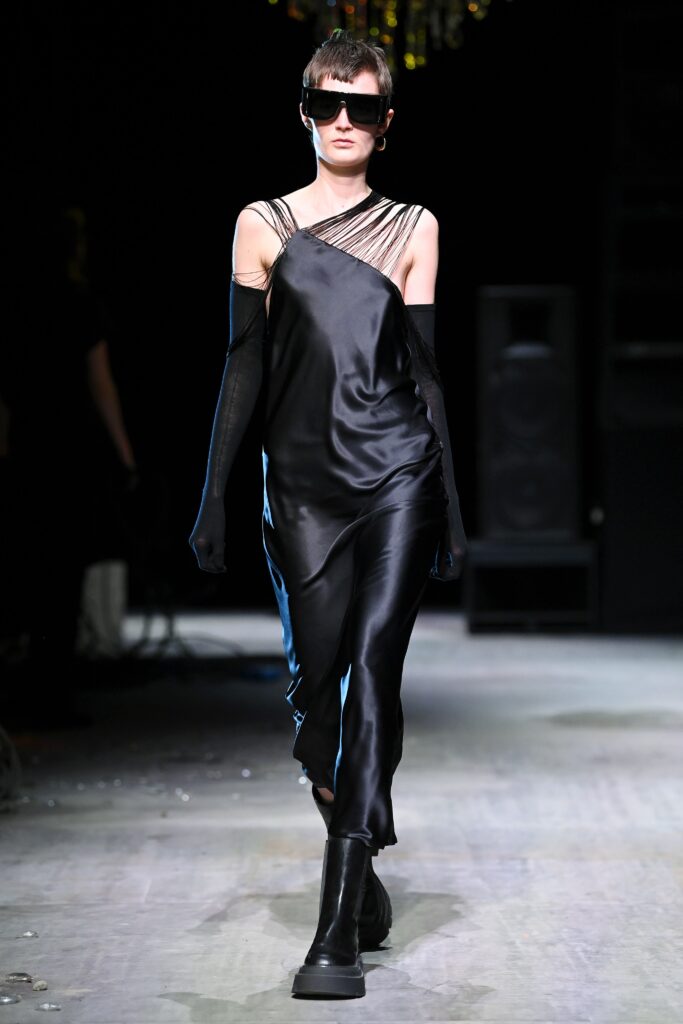 модное черное длинное платье комбинация атлас шифон тонкие бретели новый год 2022