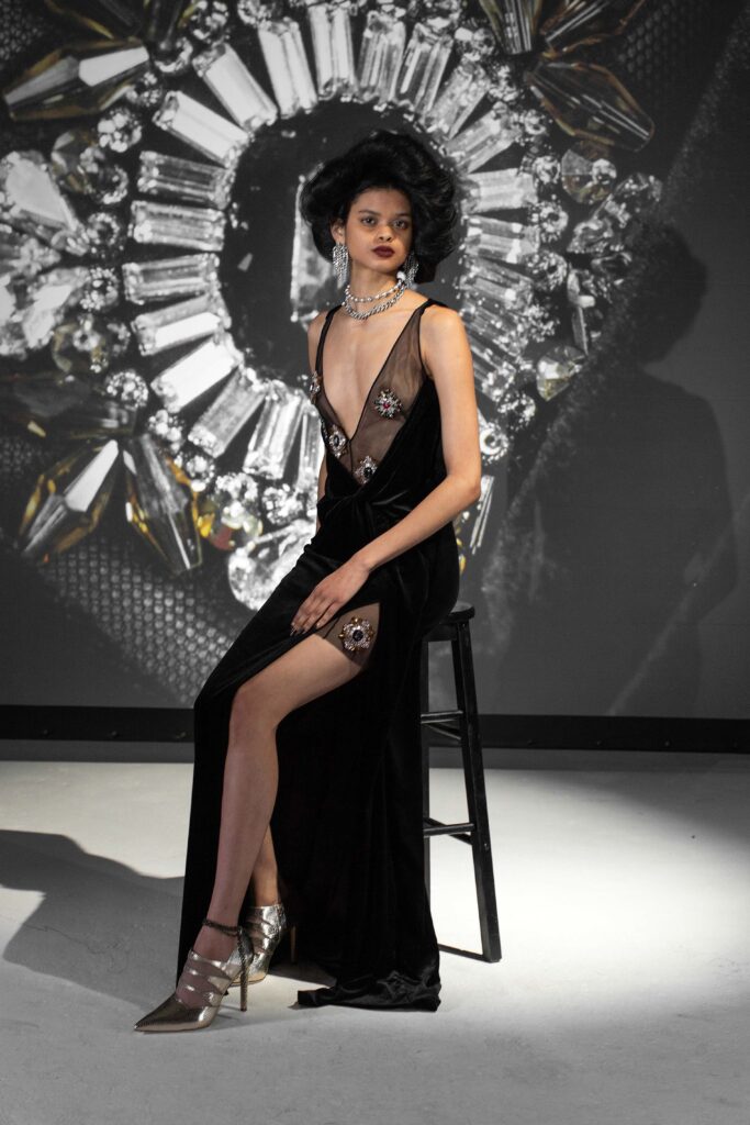 модное черное платье-комбинация с прозрачными вставками камни блеск бархат высокий разрез макси