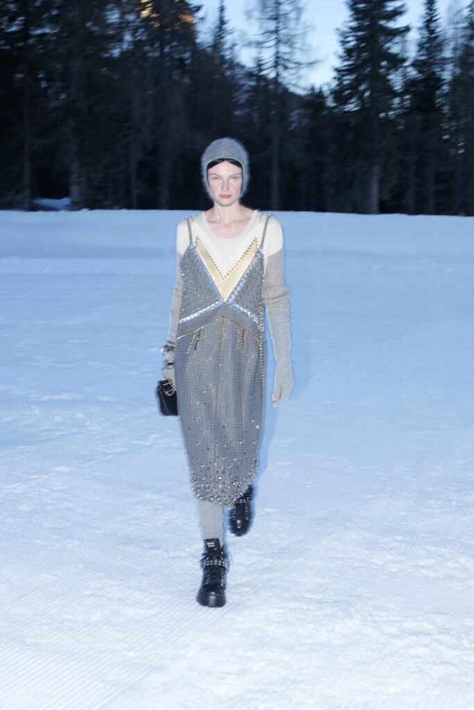 модное платье комбинация серебристое с блеском тонкие бретели новый год 2022 миди